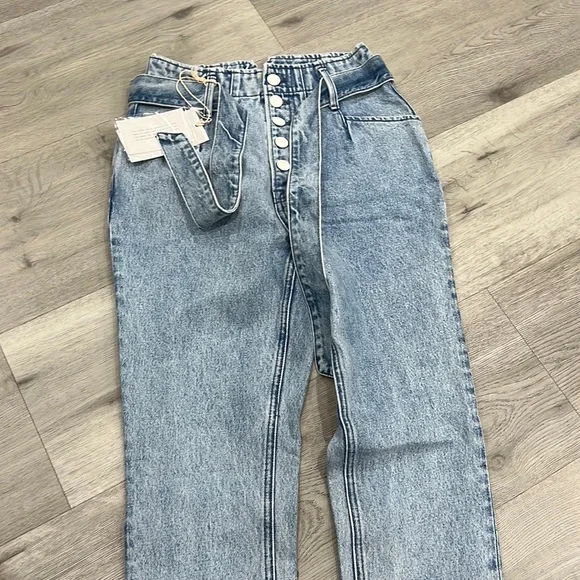 GRLFRND Blue Jeans Daphne High Rise Size 26 Belt Stonewash Light Distressed - Picture 3 of 7